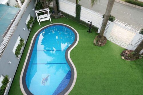 Thiết kế bể bơi trong sân vườn